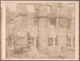 cca 1870-1890 Egyiptom, a Zangaki testvérek (Adelphoi Zangaki) a luxori kis templom oszlopsora előtt, nagyméretű fotó kartonon, Hippolyte Arnoux felvétele (jelezve jobbra lent), a karton szélén kisebb sérüléssel, 23x28 cm, karton: 24,5x32 cm