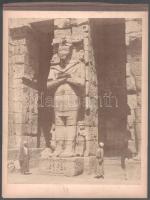 cca 1870-1890 Egyiptom, Théba, szobor egy sír bejáratánál, a Zangaki testvérek (Adelphoi Zangaki) fe...