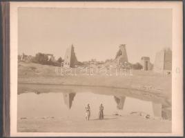 cca 1870-1890 Egyiptom, a karnaki templom részlete a szent tóval, a Zangaki testvérek (Adelphoi Zangaki) felvétele, nagyméretű fotó kartonon, kissé foltos, 22,5x28 cm, karton: 24,5x32 cm
