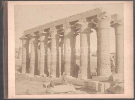 cca 1870-1890 Egyiptom, a luxori nagy templom oszlopai, a Zangaki testvérek (Adelphoi Zangaki) felvétele, nagyméretű fotó kartonon, kissé foltos, 22,5x27 cm, karton: 24,5x32 cm