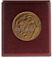 Borsos Miklós (1906-1990) 1979. "Móricz Zsigmond emlékére - Hódolat az ember és műve előtt - 1879-1979" kétoldalas, öntött bronz emlékérem, dísztokban (70mm) T:AU