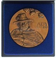 Gáti Gábor (1937- ) 1977. "Ady 1877-1919 / 'Szállani, Szállani, Szállani Egyre" kétoldalas bronz plakett, dísztokban (111mm) T:AU