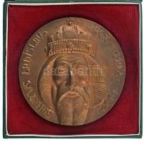 Szervátiusz Tibor (1930-2018) 1992. "Sanctvs Ladislavs Rex 1192-1992 / Varadinvm 1692-1992" kétoldalas, öntött bronz plakett, eredeti dísztokban (164mm) + "Szent László emlékezete 1192-1992" kiadvány T:AU patina