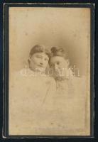 cca 1890 Ifjú hölgyek műteremben, keményhátú fotó Ürmösi nagybányai műterméből, vágott karton, 10,5×6,5 cm