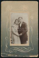 cca 1900 Fiatal házaspár esküvői portréja, kartonra kasírozott fotó Ignáczy Géza (Kisvárda, Tokaj) műterméből, szecessziós díszítésű sérült karton, 7×4 cm