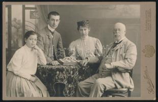 1907 Bizáki Puky József (1854-1914) cs. és kir. kamarás családjával, keményhátú fotó Gárdi Imre (Kiskunfélegyháza, Csongrád) műterméből, 10,5×16,5 cm