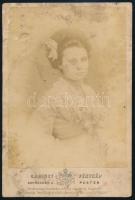 1870 Női portré, keményhátú fotó Schrecker pesti műterméből, sérült, 16,5×10,5 cm