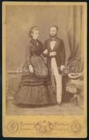 cca 1870 Házaspár portréja, keményhátú fotó Borsos pesti műterméből, 16,5×10,5 cm