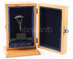 Szabadságszobor kicsinyített mása. Ezüstözött fém szobor. Díszdobozban, fa dobozzal 6 cm, 16 cm