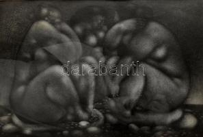 Tot, Amerigo (1909-1984): Kavicsasszonyok. Rézkarc, mezzotinto, papír, jelzés nélkül, üvegezett keretben, 26×39 cm