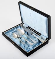 Ezüst (Ag) egyszemélyes keresztelő készlet, benne ezüst (Ag) nyelű késsel, jelzett, bruttó 134g, díszdobozban