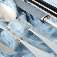 Ezüst (Ag) egyszemélyes keresztelő készlet, benne ezüst (Ag) nyelű késsel, jelzett, bruttó 134g, dís...