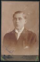 1919 Kolozsvár, fiatalember portréja, keményhátú fotó a Joánovics testvérek kolozsvári műterméből, sérülésekkel, 16,5×10,5 cm