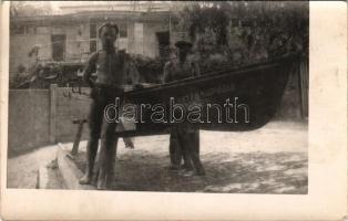 Ismeretlen település, 2 férfi és a "NAGYVÁRAD" nevű evezős csónak / 2 men and a boat. photo (EK)