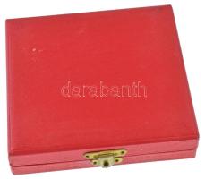 ~1960-1970. "Magyar Édesipari Törzsgárda" műgyantás fém emlékérem tokban (50x50mm) T:XF