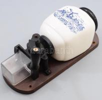 Holland mintás fali kávédaráló, m: fa lapon, m: 30 cm