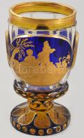 Talpas pohár. Cseh, 1840 körül, többrétegű csiszolt üveg ezüstpácolással és aranyfestéssel, medalionban kopott historikus jelenettel, gazdagon csiszolt és fazettált talpas test, kopással m: 14,5 cm /// Goblet. Bohemian, circa 1840, multi-layer cut glass with silver staining and gilding, medallion with a worn historic scene, richly cut and faceted stemmed body, with wear; height: 14.5 cm