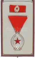 1985. "A Munka Érdemrend ezüst fokozata" zománcozott, ezüstözött bronz kitüntetés eredeti mellszalagon, miniatűrrel szalagsávon, eredeti (ragadós) tokban T:AU NMK 600.