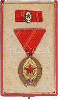 1964. "A Munka Érdemrend bronz fokozata" zománcozott bronz kitüntetés mellszalagon, miniatűrrel szalagsávon, eredeti tokban T:AU, a tok belső borítása enyhén elszíneződött NMK 601.
