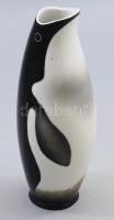 Hollóházi pingvin alakú váza. Terv.: Koczor Sándor. Jelzett, kis kopással, m: 20 cm