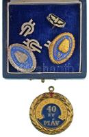 1980 k. "MÁV Szolgálati Emlékérem 40 év" műgyantás jelvény mellszalag nélkül + "Magyar Államvasutak szolgálatáért" (2xklf) 20 és 30 év után járó MÁV törzsgárda jelvény + 3db "MÁV" logót ábrázoló fém jelvény + "KTF" műgyantás fém jelvény, együtt, tokban T:AU,XF