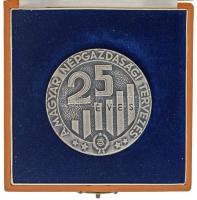1972. "25 éves a Magyar Népgazdasági tervezés / 1947-1972" ezüstözött bronz plakett dísztokban (60mm) T:AU