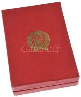 1950. "Kiváló Dolgozó" Rákosi-címeres zománcozott kitüntetés eredeti tokban T:XF,VF