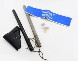 Rendőr tétel: 2 db gumibot, bőr pisztolytáska, önkéntes rendőr karszalag, kitűző jelvények