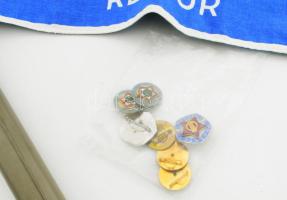 Rendőr tétel: 2 db gumibot, bőr pisztolytáska, önkéntes rendőr karszalag, kitűző jelvények