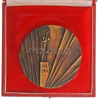 1980. "1945-1980" egyoldalas, öntött bronz felszabadulási emlékplakett, eredeti tokban (~105mm) T:AU, a tok picit viseltes