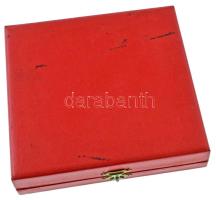 1980. "1945-1980" egyoldalas, öntött bronz felszabadulási emlékplakett, eredeti tokban (~1...