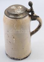 Fedeles kőedény sörös korsó. Cca 19. sz. vége, kis sérüléssel, m: 21,5 cm