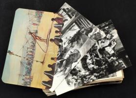 70 db RÉGI és MODERN művész motívum képeslap vegyes minőségben / 70 pre-1945 and modern art motive postcards in mixed quality