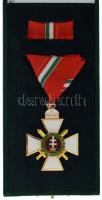 DN "A Magyar Érdemrend lovagkeresztje kardokkal" kitüntetés kinézetére hajazó modern feldolgozás, "Szent Korona" kiegészítéssel, szalagsávval dísztokban T:AU