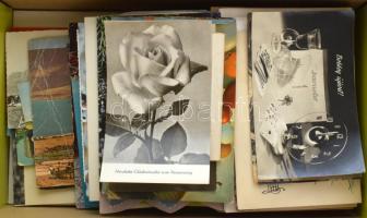 Egy doboznyi modern város és motívum képeslap, üdvözlő, művész, stb. / 1 box of modern town-view and motive postcards, greetings, art, etc.