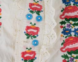 Hímzett pruszli, lánykamellény. Alföld, 20. sz. első fele, cca 45x50 cm