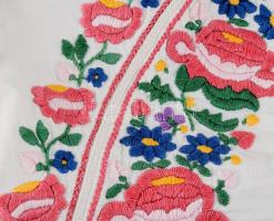 Hímzett pruszli, lánykamellény. Alföld, 20. sz. első fele, cca 45x50 cm