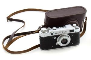 FED-2 szovjet fényképezőgép 1:3,5 F=50 mm lencsével, eredeti bőr tokjában, kissé dohos.