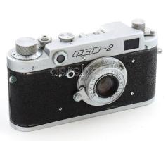 FED-2 szovjet fényképezőgép 1:3,5 F=50 mm lencsével, eredeti bőr tokjában, kissé dohos