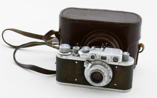 Zorkij szovjet távmérős fényképezőgép, Industar-22 50mm f/3.5 objektívvel, eredeti bőr tokjában, kissé dohos.