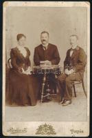 cca 1900 Erdélyi polgárok, keményhátú fotó Botár tordai műterméből, sérült, 16,5×10,5 cm