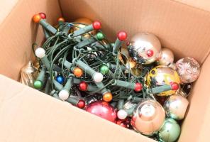 Doboznyi fenyőfa dísz, közte régi üveg díszekkel.