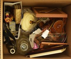 Doboznyi vegyes bolha tétel, közte antik italos üveg, gyertyatartó pár, Uniqua homokkép ajándéktárgy, dekortárgyak.