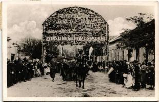 1938 Párkány, Stúrovo; bevonulás, "Éljen Horthy! Mindent vissza! Győzött Magyarország!" díszkapu, magyar zászló / entry of the Hungarian troops, decorated gate, Hungarian flag (EK)