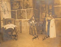 1912 Jelenetfotó, feltehetően az 1912-es A gúnyvacsora című darabból, rajta a szereplők aláírása: Törzs Jenő (1887-1946), Kürti József (1881-1939), Zala Karola (1879-1970), Nagy Teréz (1887-1966), illetve feltehetően a szerző és Márkus László (1881-1948) társrendező, kopással, 21x29 cm