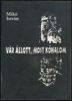 Mikó István: Vár állott, most kőhalom. Emlékképek, gondolatok az erdélyi magyar földbirtokosok életéről. A szerző, Mikó István (1929-2001) erdélyi magyar író által aláírt példány. H.n., 1996, Erdélyi Református Egyházkerület, 122+(2) p. Egyetlen kiadás. Kiadói papírkötés.