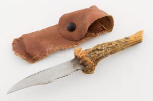 Agancs nyelű kés, bőr tartóban, h: 23 cm