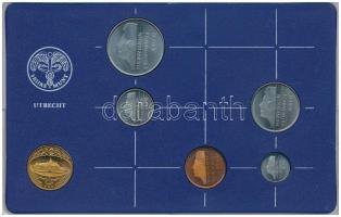 Hollandia 1986. 5c-2 1/2G (5xklf) forgalmi sor műanyag tokban, pénzverdei zsetonnal T:UNC, pici oxidáció Netherlands 1986. 5 Cent - 2 1/2 Gulden (5xdiff) coin set in plastic case and Coin Mint jeton C:UNC, tiny oxygenation