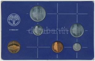 Hollandia 1986. 5c-2 1/2G (5xklf) forgalmi sor műanyag tokban, pénzverdei zsetonnal T:UNC, pici oxidáció Netherlands 1986. 5 Cent - 2 1/2 Gulden (5xdiff) coin set in plastic case and Coin Mint jeton C:UNC, tiny oxygenation
