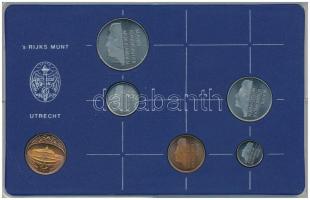 Hollandia 1984. 5c-2 1/2G (5xklf) forgalmi sor műanyag tokban, pénzverdei zsetonnal T:UNC, repedt tok Netherlands 1984. 5 Cent - 2 1/2 Gulden (5xdiff) coin set in plastic case and Coin Mint jeton C:UNC, broken case